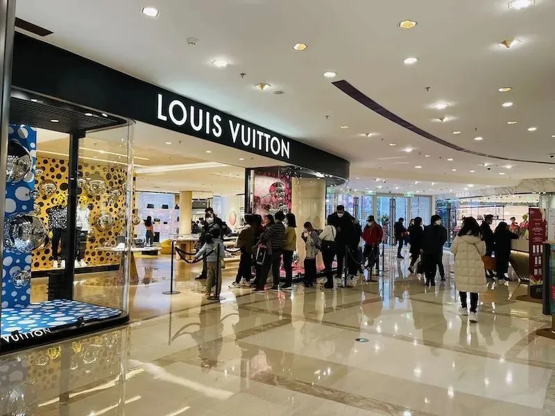 LV又要涨价了?商店排起了长队,采购代理将在本月调整价格